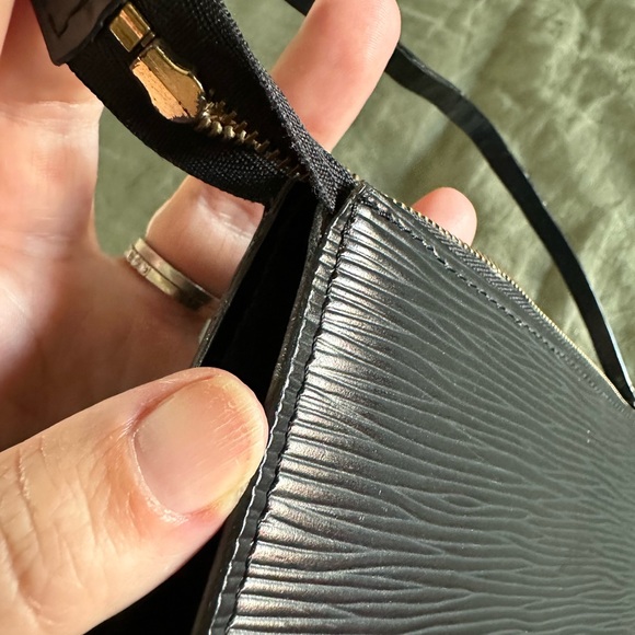 VINTAGE Louis Vuitton Pochette Accessoire in black Epi Leather - Picture 6 of 14
